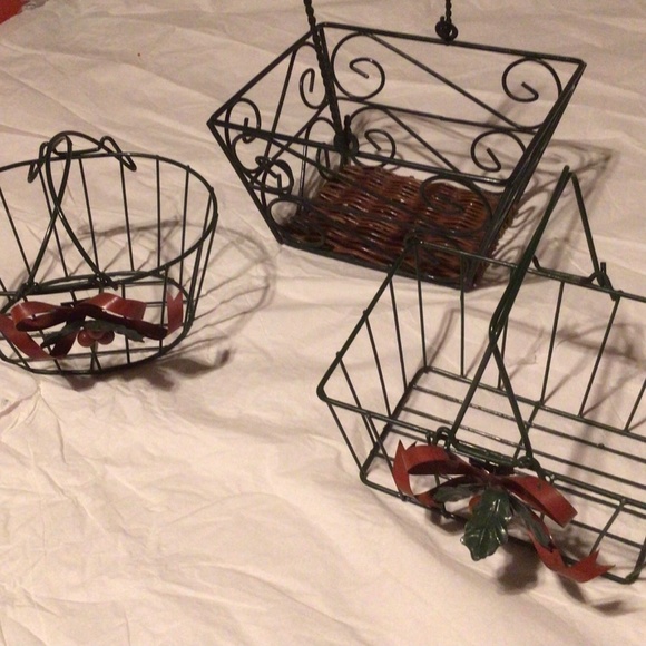 Vintage Wire Baskets. Set of 3 with Metal Bows - Picture 2 of 2